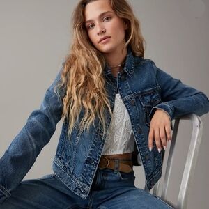 AMERICAN EAGLE • Distressed Trucker Jean Jacket• Hand Pockets • Small • EUC •